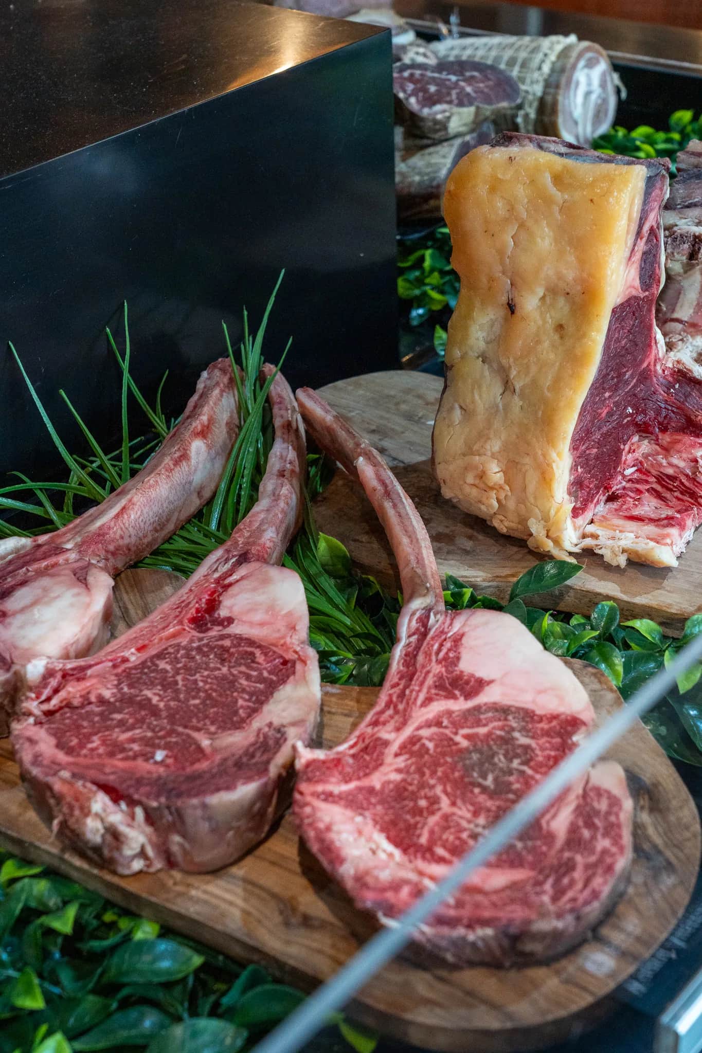 Côtes de bœuf maturées dans la vitrine du boucher, Le Fils du Boucher à Saint-Herblain